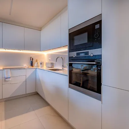 Blue Well Being Beachfront Pool And Raia - By Bedzy Apartmán Armação de Pêra