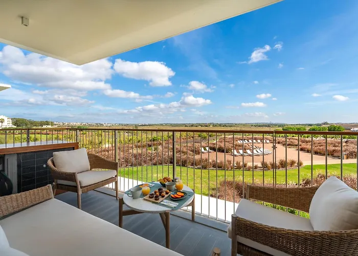 Lejlighed Blue Well Being Beachfront Pool And Raia - By Bedzy