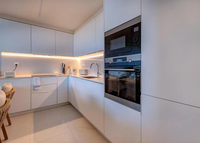 Blue Well Being Beachfront Pool And Raia - By Bedzy Διαμέρισμα Armação de Pêra